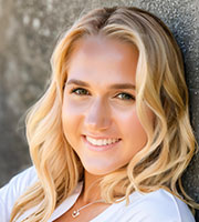 Kristin Schoenecker headshot